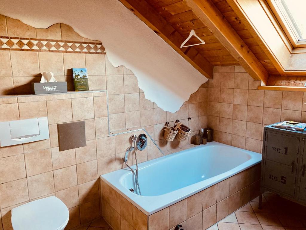 WildpoldsriedGemütliche Wohnung mit Ofen und Naturblick的带浴缸和卫生间的浴室。