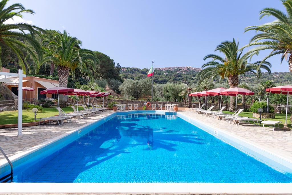 卡波利韦里Country Hotel Residence Da Pilade的度假村的游泳池配有椅子和遮阳伞