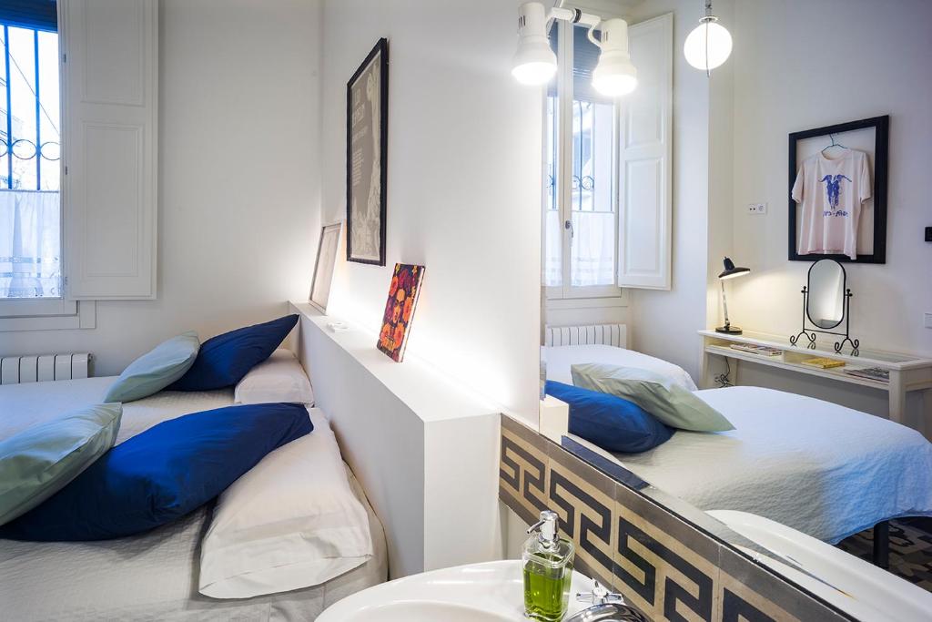 卡德德乌Cal Peó ByBCardedeu的客房配有两张带蓝色枕头的床。
