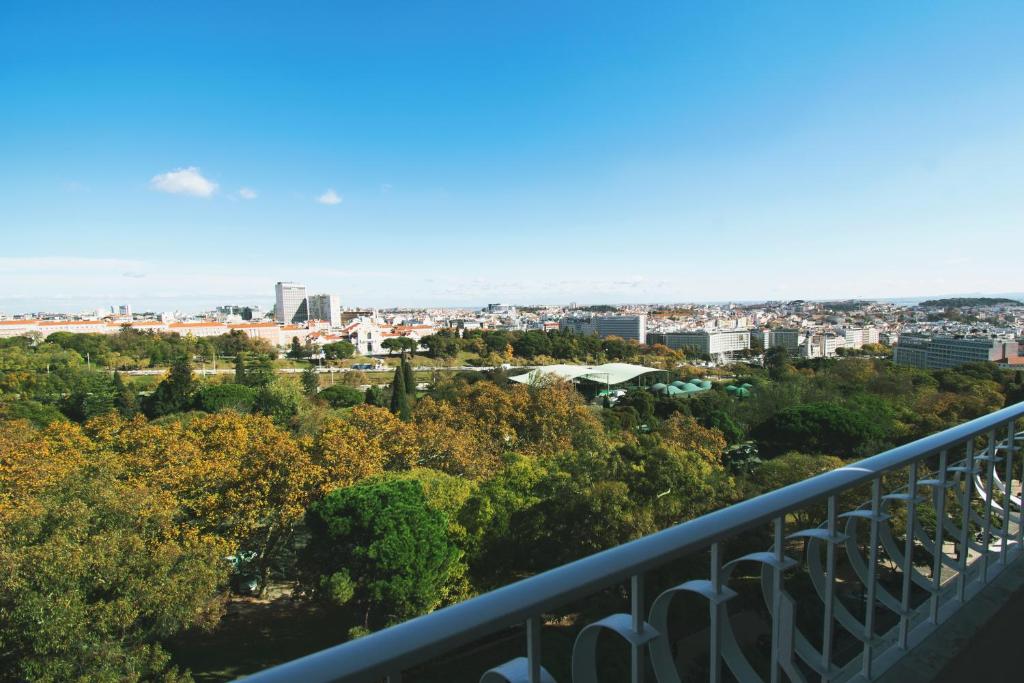 里斯本萨那里克斯酒店的阳台享有城市美景。