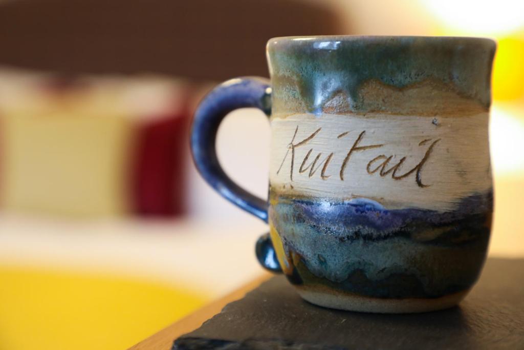 洛哈尔什教区凯尔高地Kintail Lodge Hotel的咖啡杯,上面写着“kuttgart”字