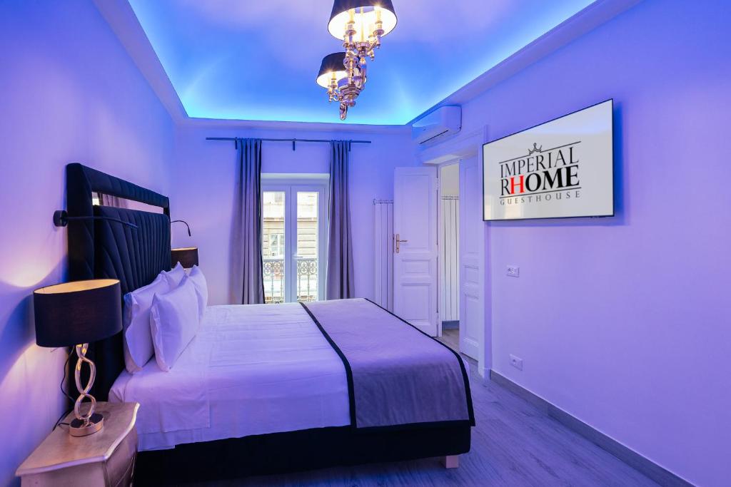 罗马Imperial Rhome Guest House的一间卧室配有一张大床和一个吊灯。