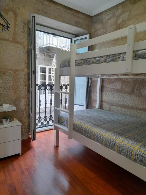 维戈La Guinda Real的一间带两张双层床的卧室和一个阳台