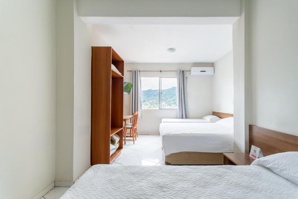 圣玛丽亚Hotel Dom Rafael Express的酒店客房设有两张床和窗户。