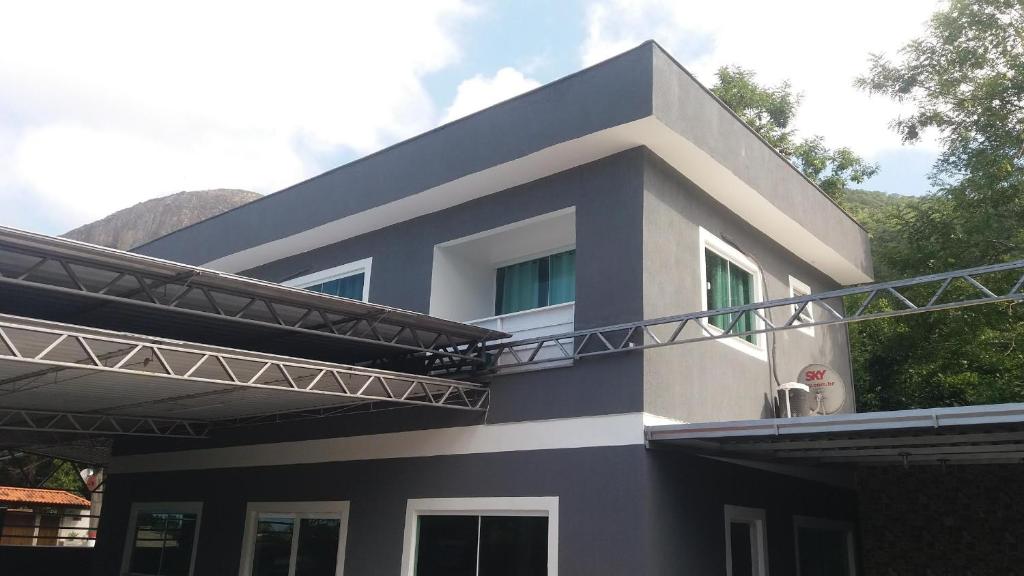 马里卡Casa com vista linda的蓝色和白色的房子设有阳台