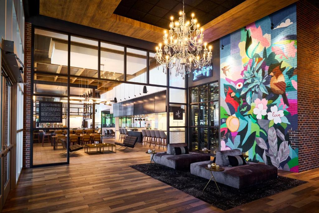 泰森斯角Archer Hotel Tysons的大厅,在建筑的一侧有色彩缤纷的壁画