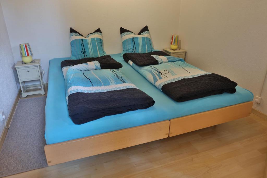穆尔滕Hof Oberprehl的一间卧室配有两张蓝色床单