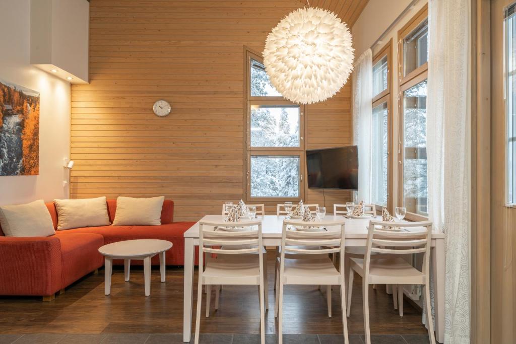 鲁卡Ski-Inn MastonAitio的一间带桌子和沙发的用餐室