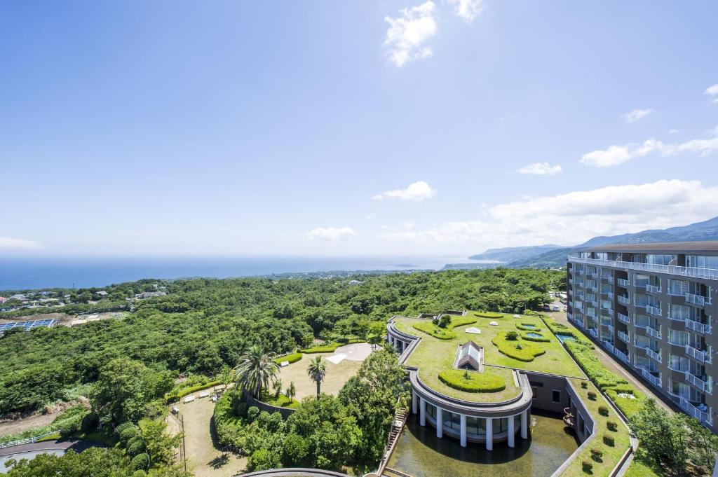 伊东伊豆高原度假酒店的享有度假胜地的空中景致,以海洋为背景