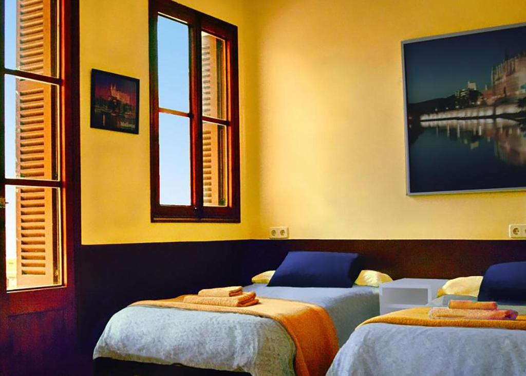 埃尔阿雷纳尔亚特兰大旅馆的一间卧室设有两张床和窗户。