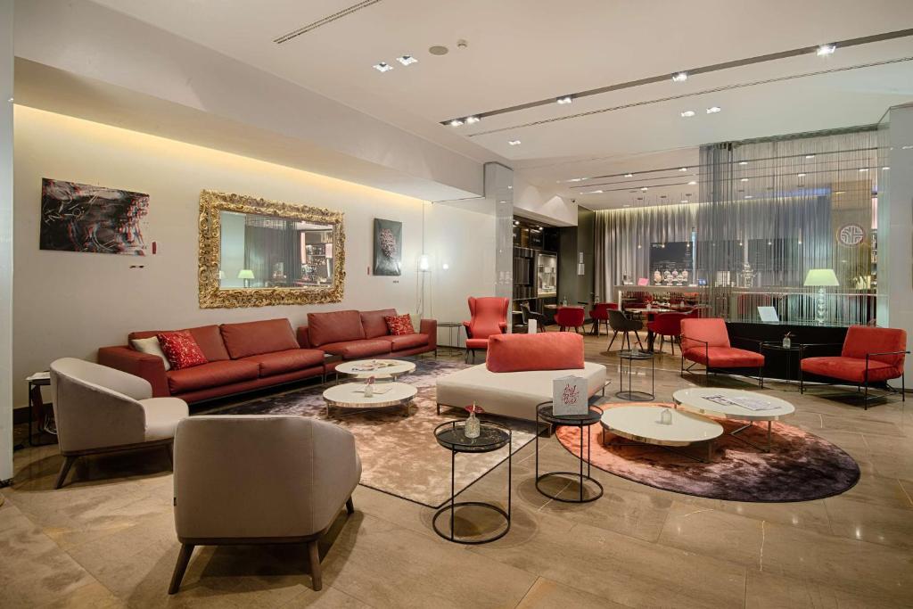 米兰米兰普雷西登特NH精选酒店的客厅配有沙发、椅子和桌子
