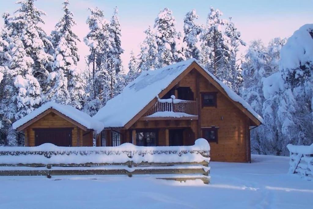 基斯Norwegian Log Cabin The Roe Deer -sauna & hot tub的小木屋,屋顶上积雪