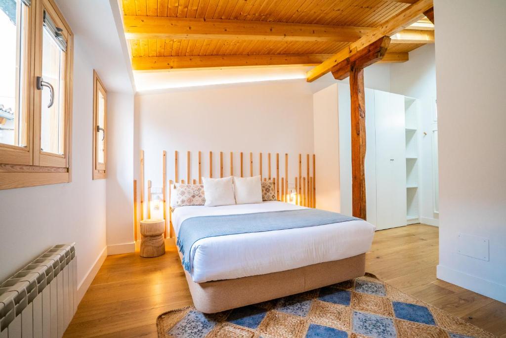 马德里Smartr Madrid Gran Via Apartments的一间卧室设有一张木天花板床。