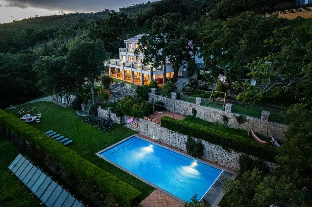 蒙希克维拉弗亚酒店的享有带游泳池的房屋的空中景致