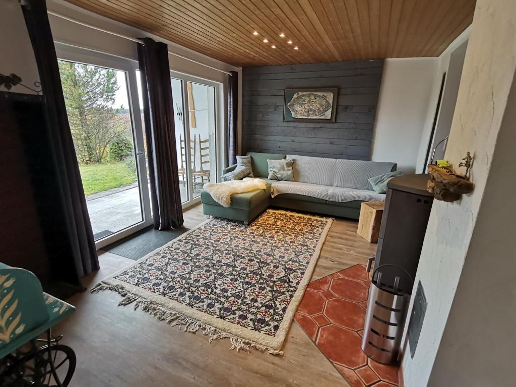 温特贝格adBs Ferienhaus的带沙发和地毯的客厅