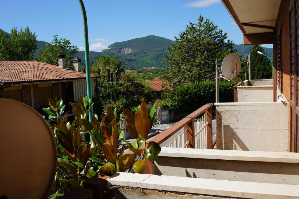 Santa Lucia di SerinoCasa Vacanza il Noce的带阳台的植物房屋