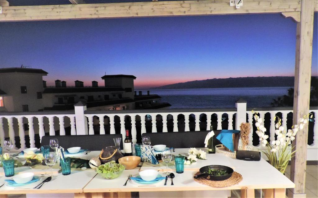 圣地亚哥港Villa Alexander的水景餐桌