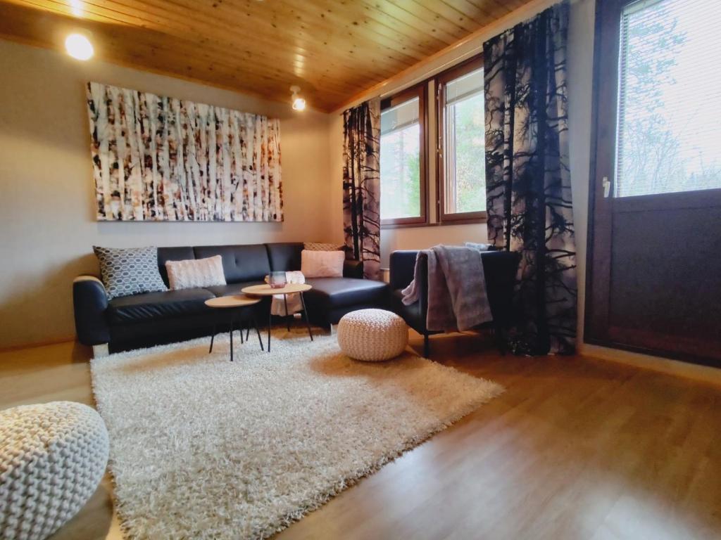 库萨莫Ruka Kierävä with ski tickets的客厅配有沙发和桌子