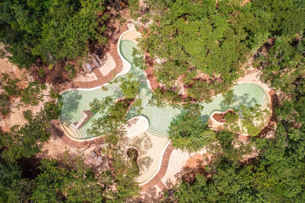 巴利亚多利德Oriundo Luxury Nature Villas的享有公园的空中景致,设有池塘