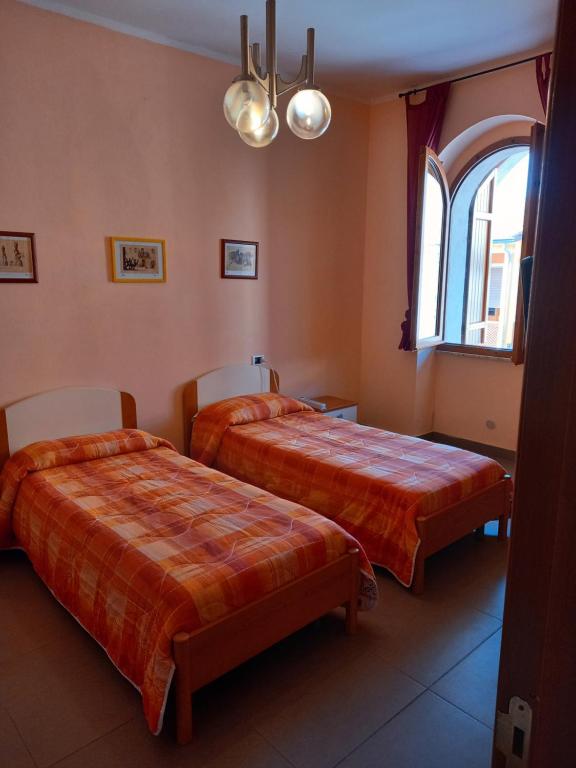 IttiriAffittacamere Su Padru的酒店客房设有两张床和窗户。