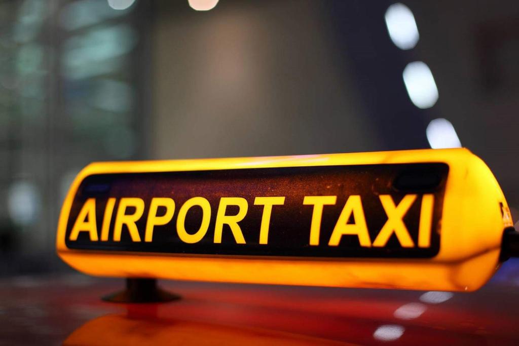 恩德培AIRPORT HOTEL Entebbe的机场出租车停在汽车顶上的标志