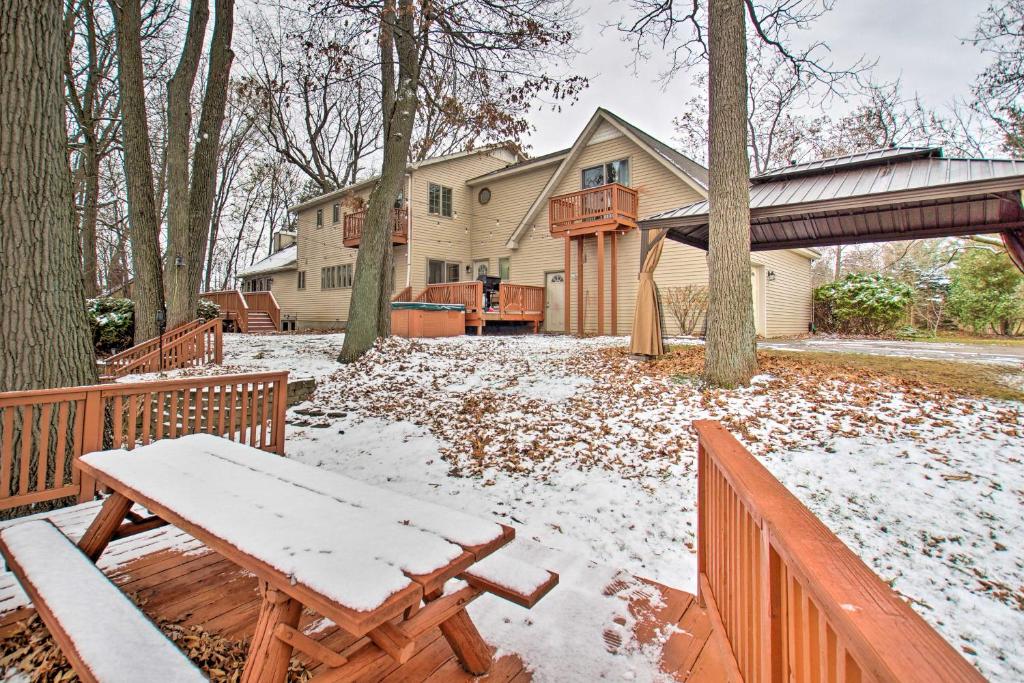 OrtonvilleOrtonville Retreat with 2 Decks and Lake Access!的一座房子,里面设有雪盖庭院和木凳