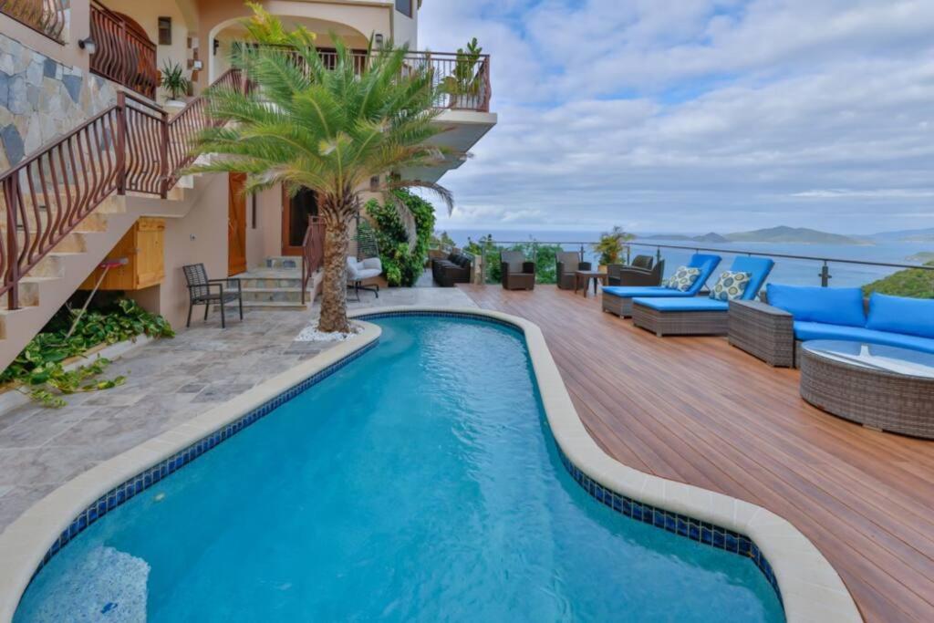 Tortola IslandCheerful 3 -bedroom villa with Pool的房屋甲板上的游泳池