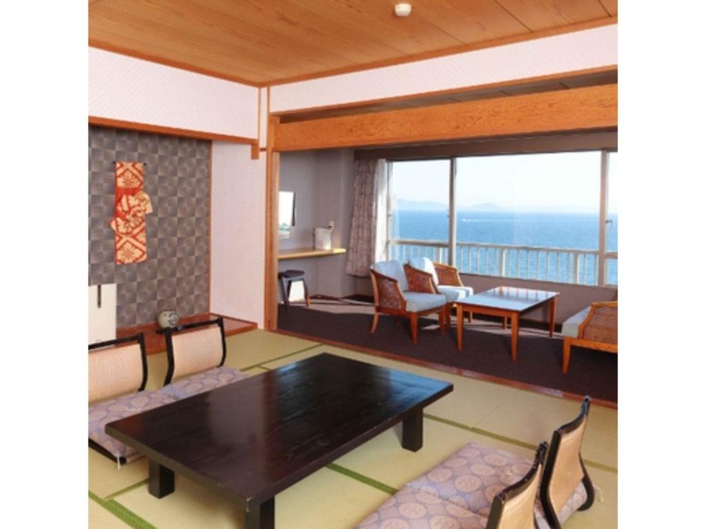 蒲郡市Hotel Mikawa Kaiyoukaku - Vacation STAY 90625v的客厅配有桌椅