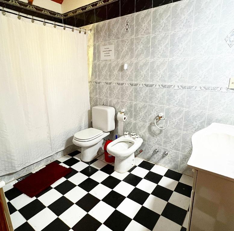 圣卡洛斯-德巴里洛切Ruca Quimei Malek的一间带卫生间和 ⁇ 格地板的浴室
