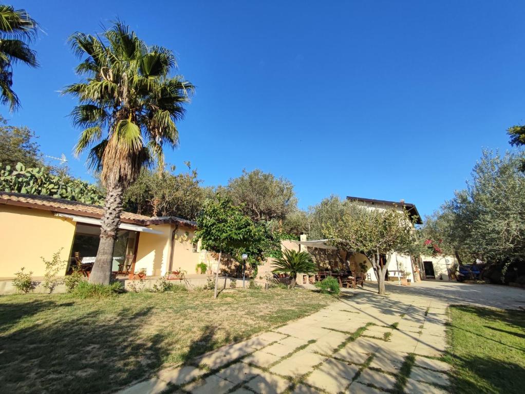 圣米歇尔迪甘泽Casa Vacanze La Cuntintizza的房屋前的棕榈树