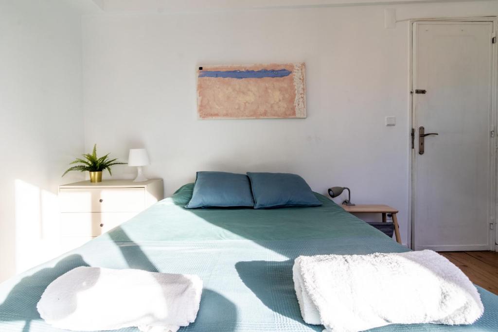 PaiõisAL Cacém的一间卧室配有一张床,上面有两条毛巾