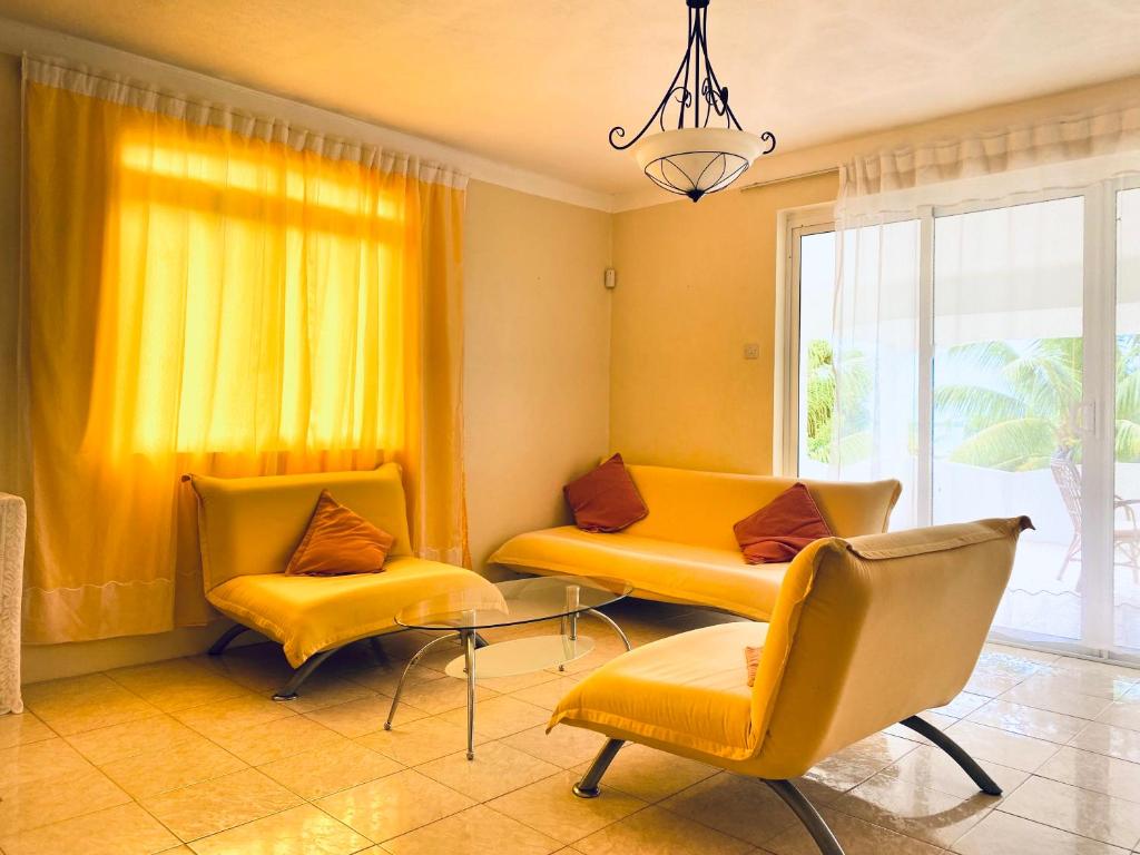 拉戈莱特El Paraiso的客厅配有2把黄色椅子和窗户