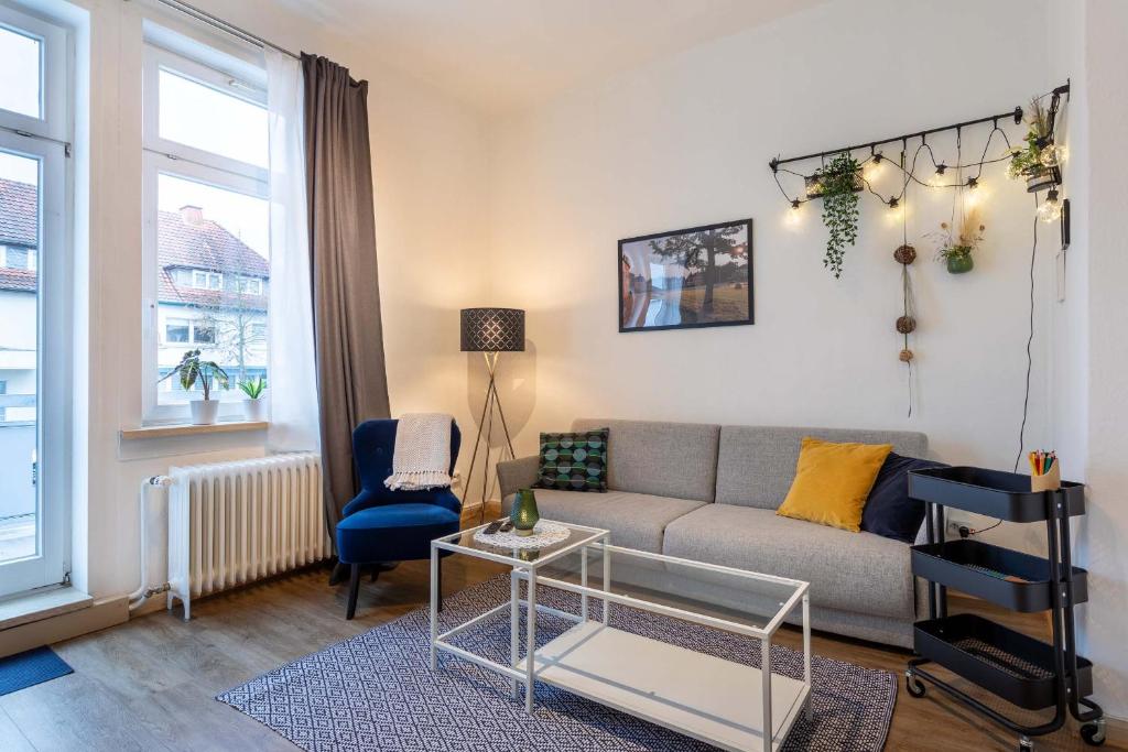 巴特阿罗尔森Apartment 54 - Ferienwohnung Bad Arolsen的客厅配有沙发和椅子