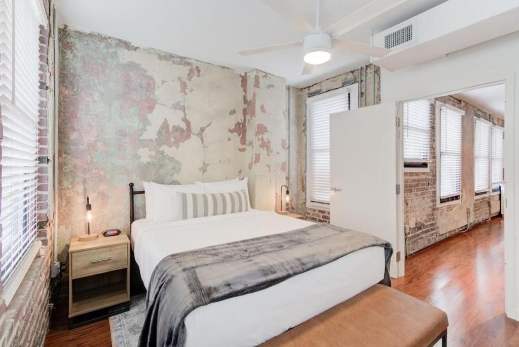 孟菲斯Historic Place in Downtown的卧室配有一张大白色床,位于带窗户的房间内