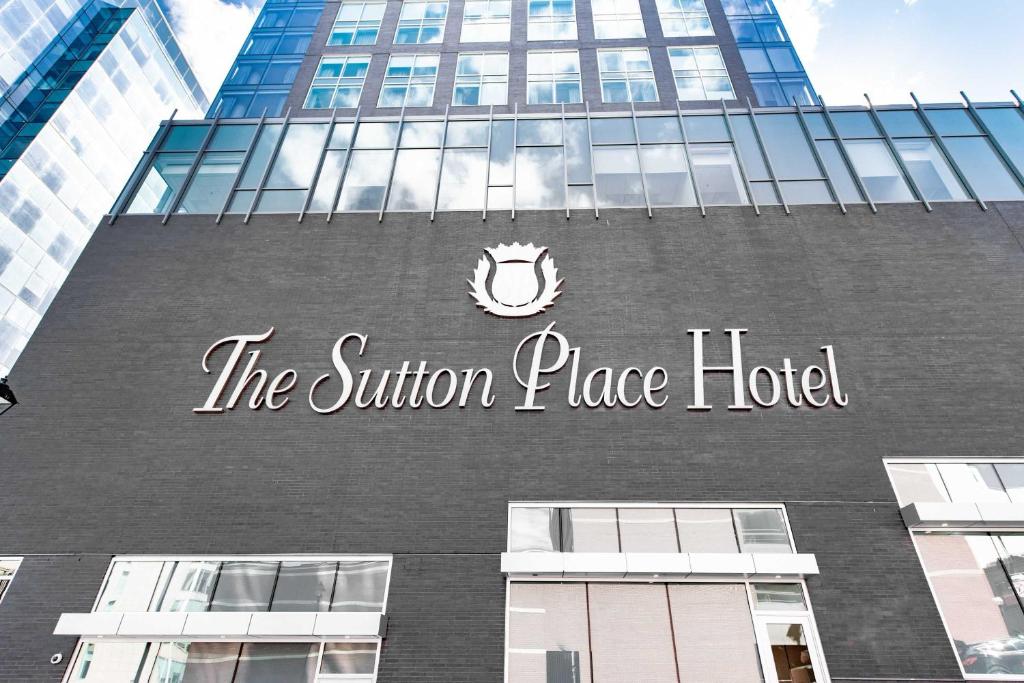 哈利法克斯The Sutton Place Hotel Halifax的建筑一侧的酒店标志