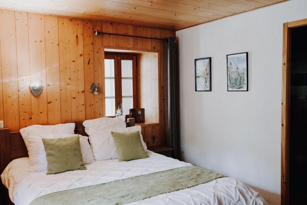 SeytrouxKern的卧室配有白色的木墙床