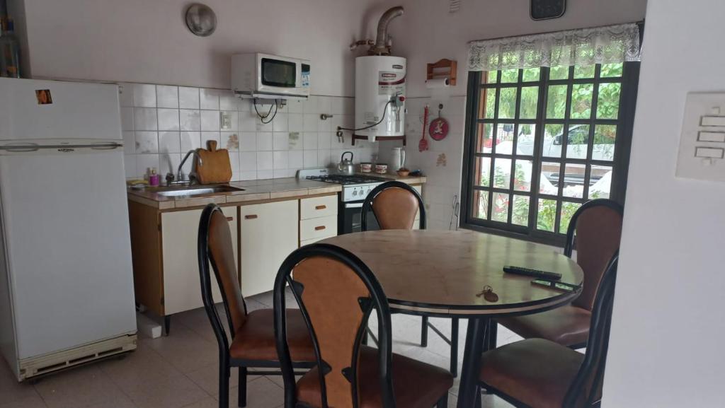 拉斯格路塔斯casa de mar的厨房配有桌椅和冰箱。