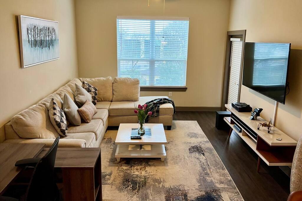 Luxury Suite in the heart of Dallas, a Home away from Home!的休息区
