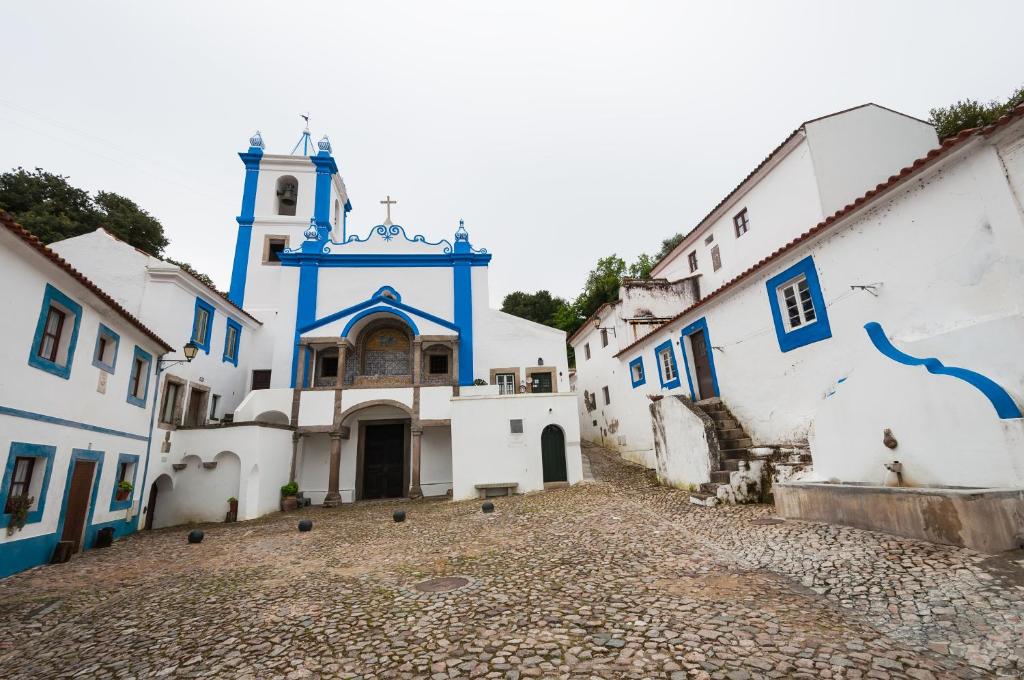 Brotas卡萨斯罗马里亚旅馆的一群白色和蓝色的建筑,有教堂