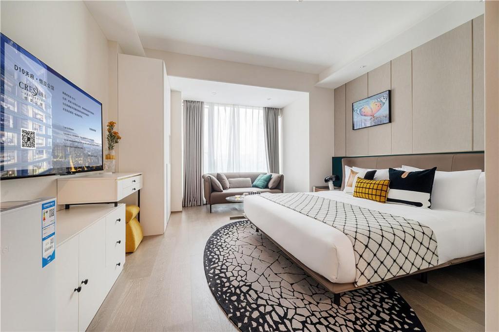 成都成都D10天府·恺亚公馆的酒店客房设有一张大床和一台电视机。