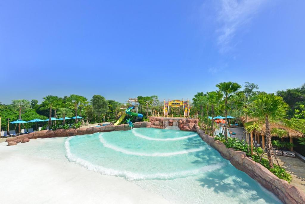 北芭堤雅Centre Point Prime Hotel Pattaya的一个带水上公园的度假村的游泳池