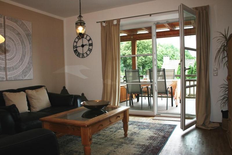 基姆湖畔普林Ferienwohnung am Herrnberg的客厅配有沙发和桌子