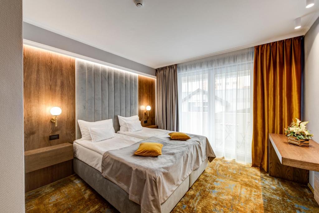 布拉日蒙大拿波帕旅馆的一间卧室设有一张大床和一个大窗户