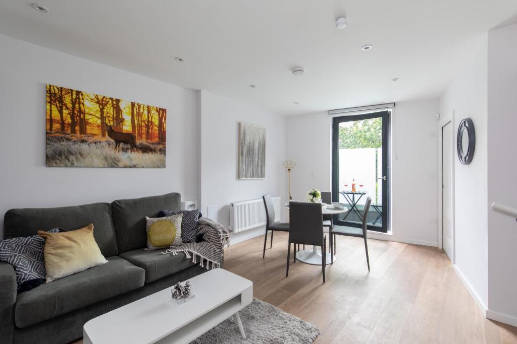 伦敦homely - Central London Camden Town Apartments的客厅配有沙发和桌子