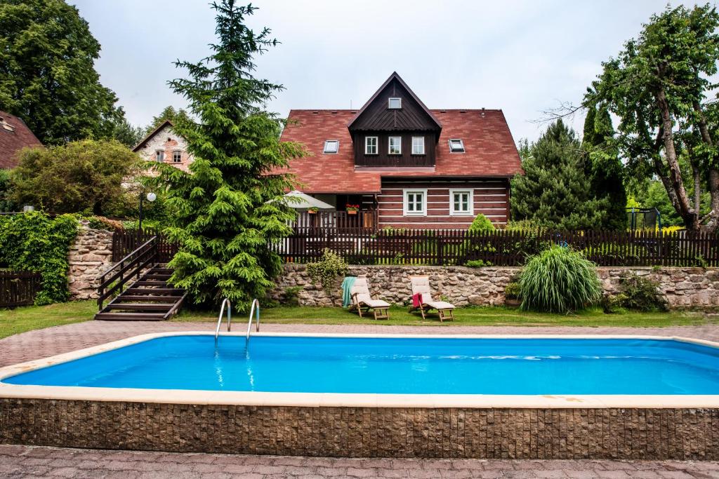 Lomnice nad PopelkouChalupa nad Popelkou的房屋前的游泳池
