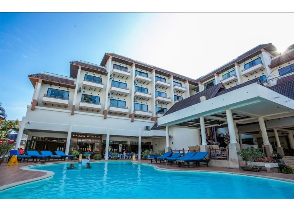 皮皮岛Phi Phi Hotel的大楼前设有游泳池的酒店