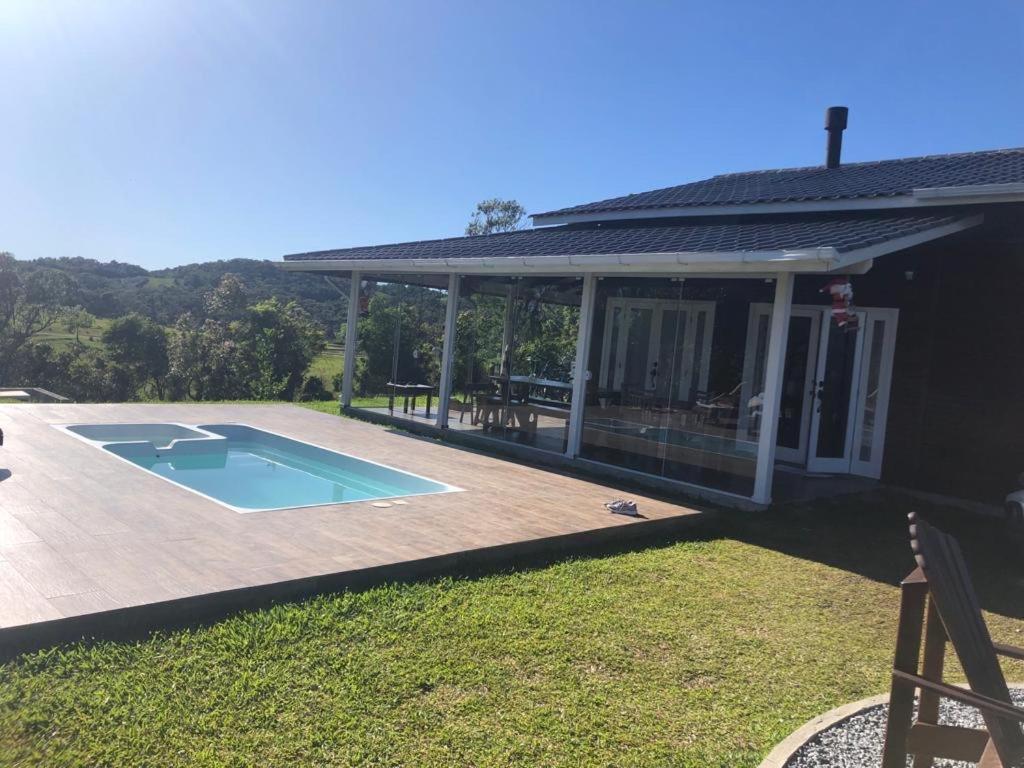 兰舒凯马杜Cabana Guimarães的庭院中带游泳池的房子