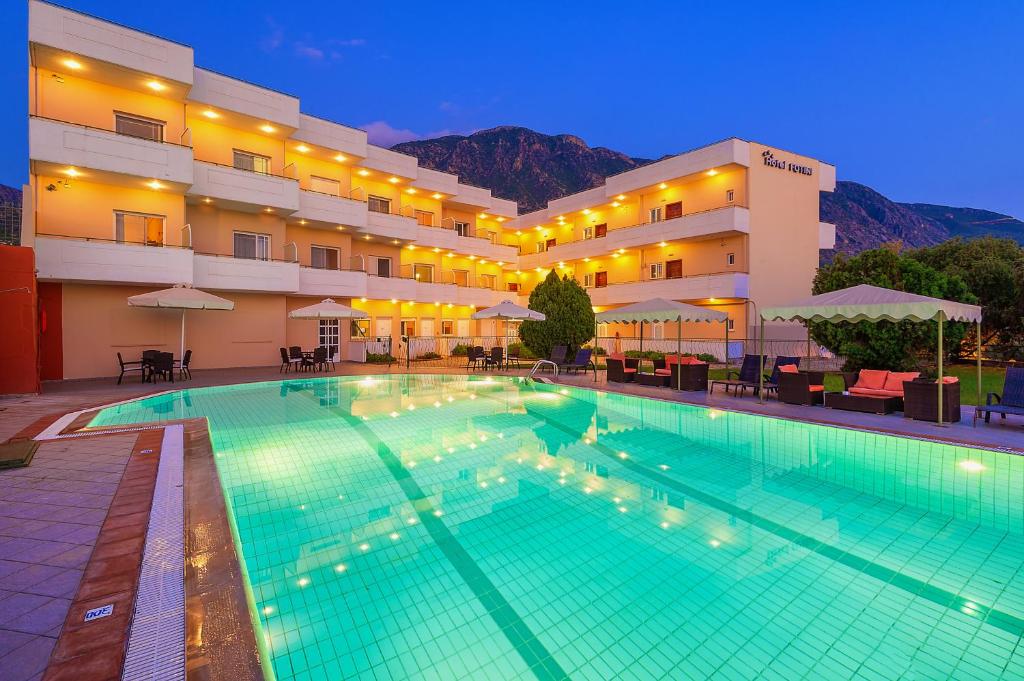 卡拉马塔佛提尼酒店的酒店前方的大型游泳池
