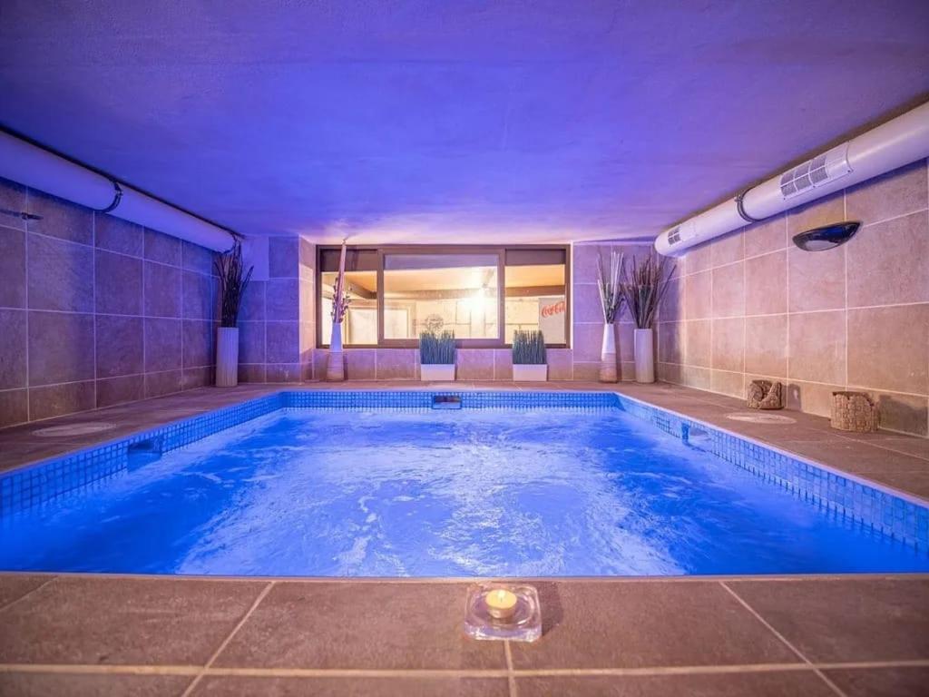 坎德拉里亚Villa El Tagoro的大楼内一个蓝色的大型游泳池