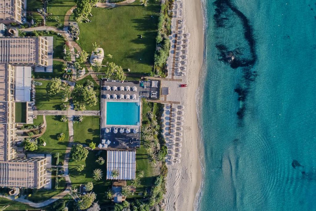 卡斯蒂亚达斯La Villa Del Re - Adults Only - Small Luxury Hotels of the World的享有海滩和大海的壮丽景色。